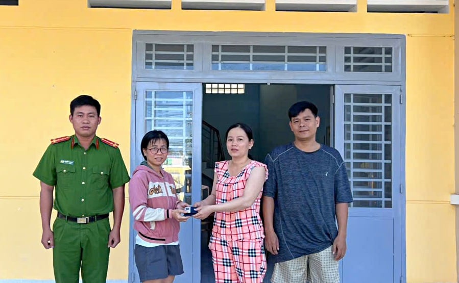 ຜົວເມຍຄູ່ໜຶ່ງໃນເມືອງ Ben Cau ພົບຊັບສິນທີ່ສູນເສຍໄປ ແລະສົ່ງຄືນໃຫ້ເຈົ້າຂອງ.