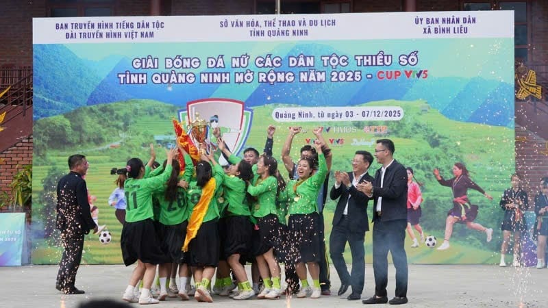 Echipa feminină de fotbal Lam Thuong (Lao Cai) a câștigat Turneul Deschis de Fotbal Feminin al Minorităților Etnice din Provincia Quang Ninh din 2025 - Cupa VTV5.