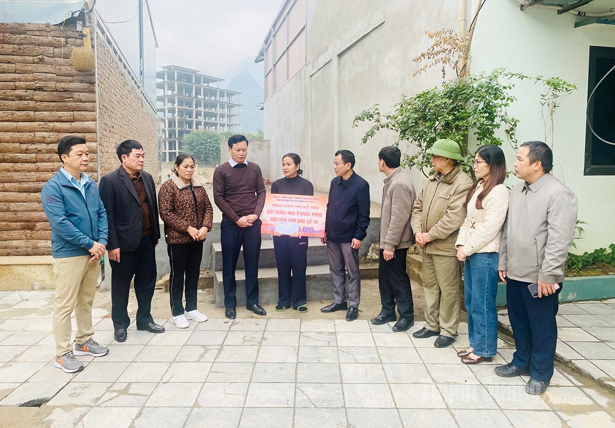 Komitet Pomocy Dzielnicy Ha Giang 1 przyznał 30 milionów VND rodzinie Nguyen Hoang Thai, grupie mieszkaniowej nr 13.