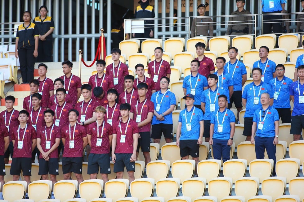 ຫົວໜ້າຄະນະຜູ້ແທນ ຫງວຽນຮົ່ງມິງ ໃຫ້ກຳລັງໜູນຊ່ວຍ U.23 ຫວຽດນາມ ກ່ອນການຊ້ອມຮົບສຳຄັນກັບ ມາເລເຊຍ - ຮູບທີ 2. Trưởng đoàn Nguyễn Hồng Minh úy lạo U.23 Việt Nam trước trận chiến sống còn với Malaysia- Ảnh 2.