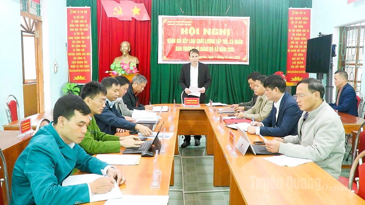 Nguyễn Van Hồng elvtárs, párttitkár, a Tien Nguyễn Község Népi Tanácsának elnöke felszólalt a konferencián.