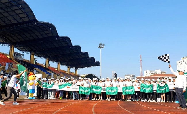 Die Stadt Hue hat das Programm „Alle Menschen treiben Sport“ ins Leben gerufen – Foto 1. TP Huế phát động Chương trình "Toàn dân tập luyện thể dục thể thao" - Ảnh 1.