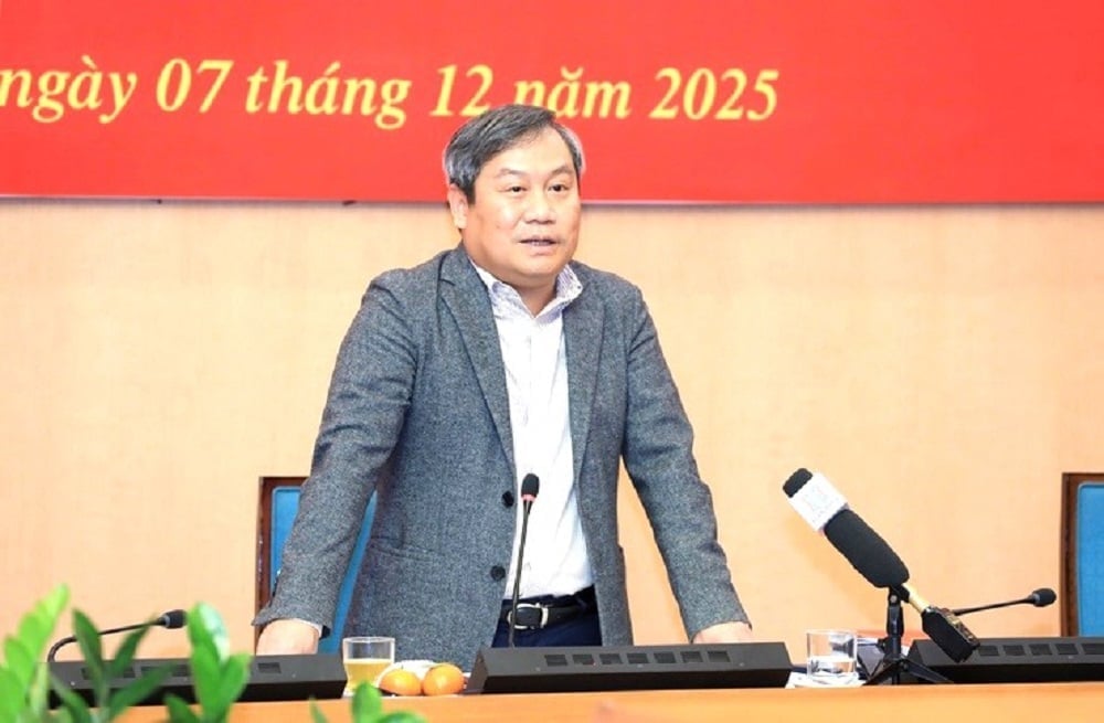 Заместитель секретаря горкома партии, председатель городского народного комитета Ву Дай Тханг – глава делегации надзора № 01 завершил рабочее заседание. Фото: Фам Линь. Phó Bí thư Thành ủy, Chủ tịch UBND Thành phố Vũ Đại Thắng - Trưởng Đoàn giám sát số 01 kết luận buổi làm việc. Ảnh: Phạm Linh.