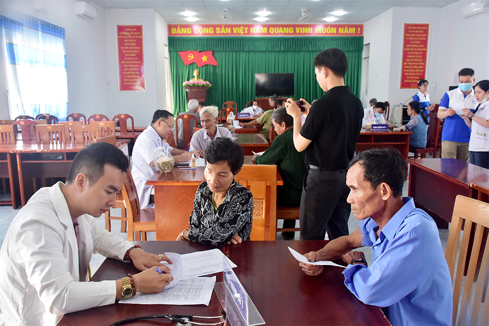 Läkarundersökning, konsultation och gratis medicin för 350 familjer i Ho Dac Kien kommun