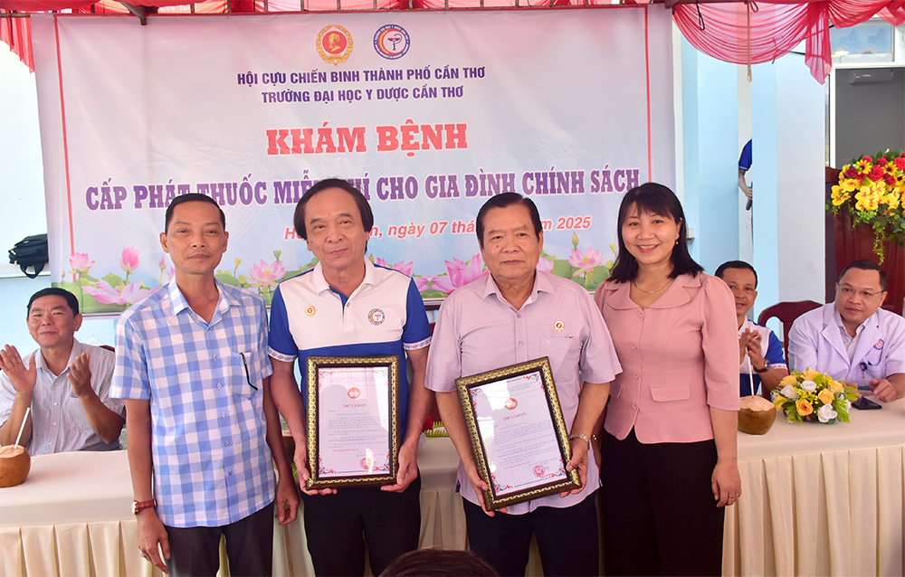 Läkarundersökning, konsultation och gratis medicin för 350 familjer i Ho Dac Kien kommun