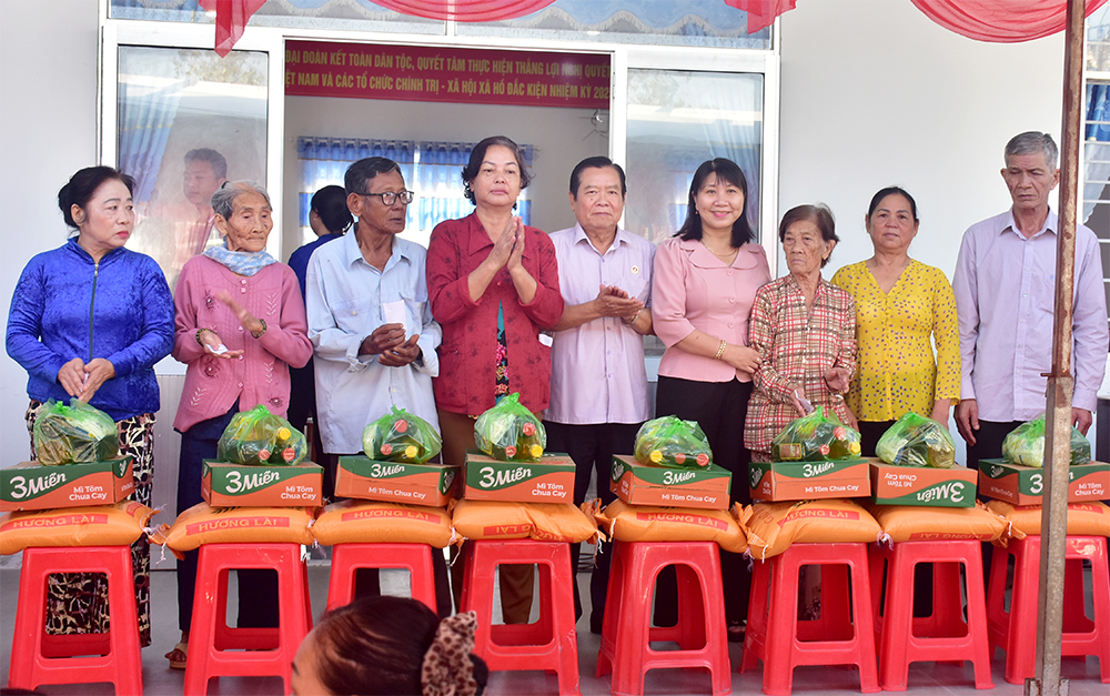 Läkarundersökning, konsultation och gratis medicin för 350 familjer i Ho Dac Kien kommun