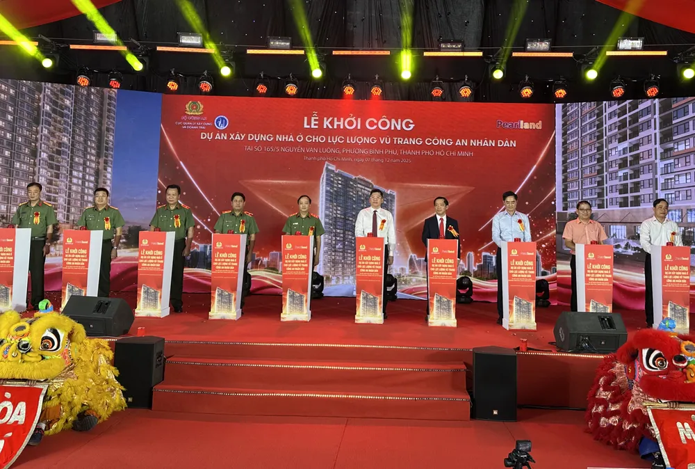 ພິທີວາງສີລາລຶກໂຄງການກໍ່ສ້າງເຮືອນພັກໃຫ້ກອງບັນຊາການທະຫານປ້ອງກັນຄວາມສະຫງົບປະຊາຊົນຢູ່ 165/5 ຖະໜົນ ຫງວຽນວັນເລືອງ, ຕາແສງ ບິ່ງຝູ, ນະຄອນ ໂຮ່ຈີມິນ. ພາບ: ແທງຮຽນ