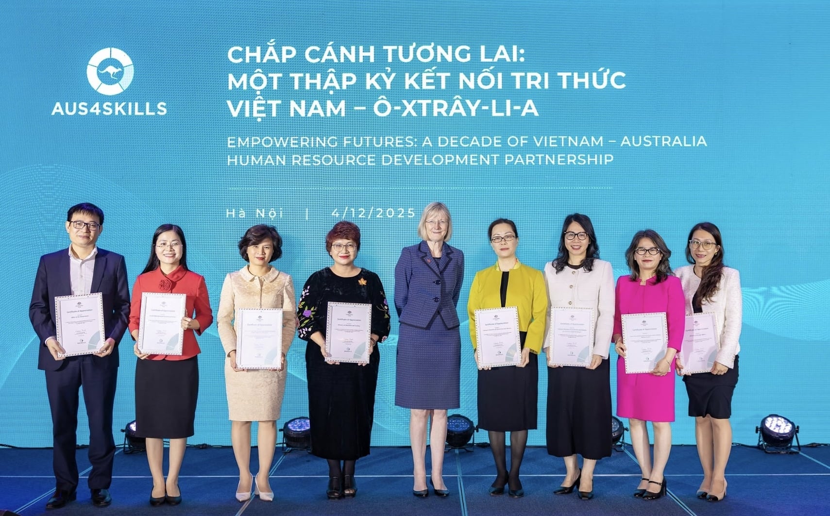 Ambassador Gillian Bird presented certificates of thanks to Vietnamese partners for their support of the Aus4Skills program. Photo: Organizing Committee. Đại sứ Gillian Bird trao chứng nhận cảm ơn các đối tác Việt Nam đã đồng hành cùng chương trình Aus4Skills. Ảnh: BTC.