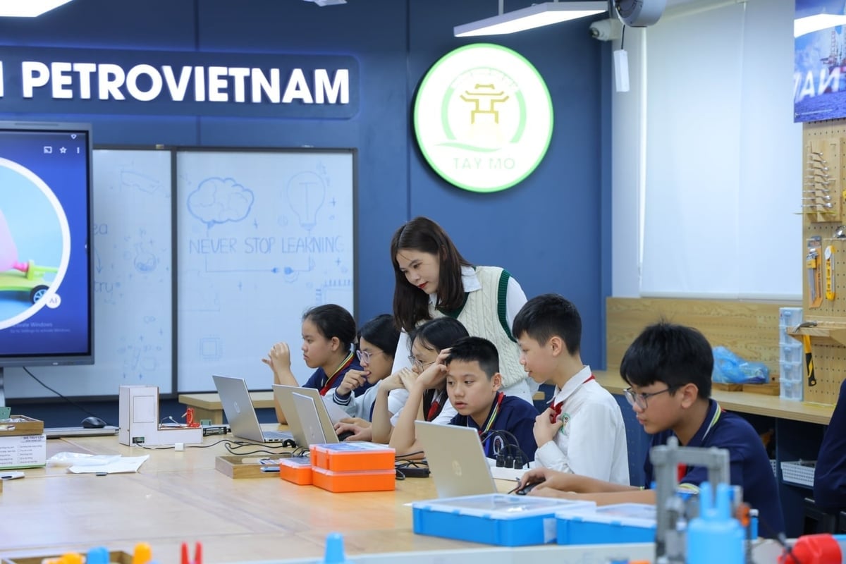 Una sala de innovación STEM de Petrovietnam tras la entrega, que contribuye a la creación de un entorno de enseñanza práctico y moderno para docentes y estudiantes. Foto: Petrovietnam. Một phòng STEM Innovation Petrovietnam sau khi bàn giao, góp phần tạo môi trường giáo thực hành hiện đại cho thầy cô và các em học sinh. Ảnh: Petrovietnam.