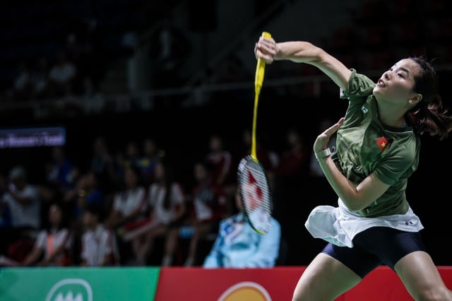 Nguyen Thuy Linh ឈ្នះការប្រកួតលើកដំបូង ប៉ុន្តែកីឡាវាយសីវៀតណាមនៅតែមិនអាចផ្ដួលម៉ាឡេស៊ី - រូបថត ១. Nguyễn Thùy Linh thắng trận đầu, cầu lông Việt Nam vẫn không thể lật đổ Malaysia- Ảnh 1.