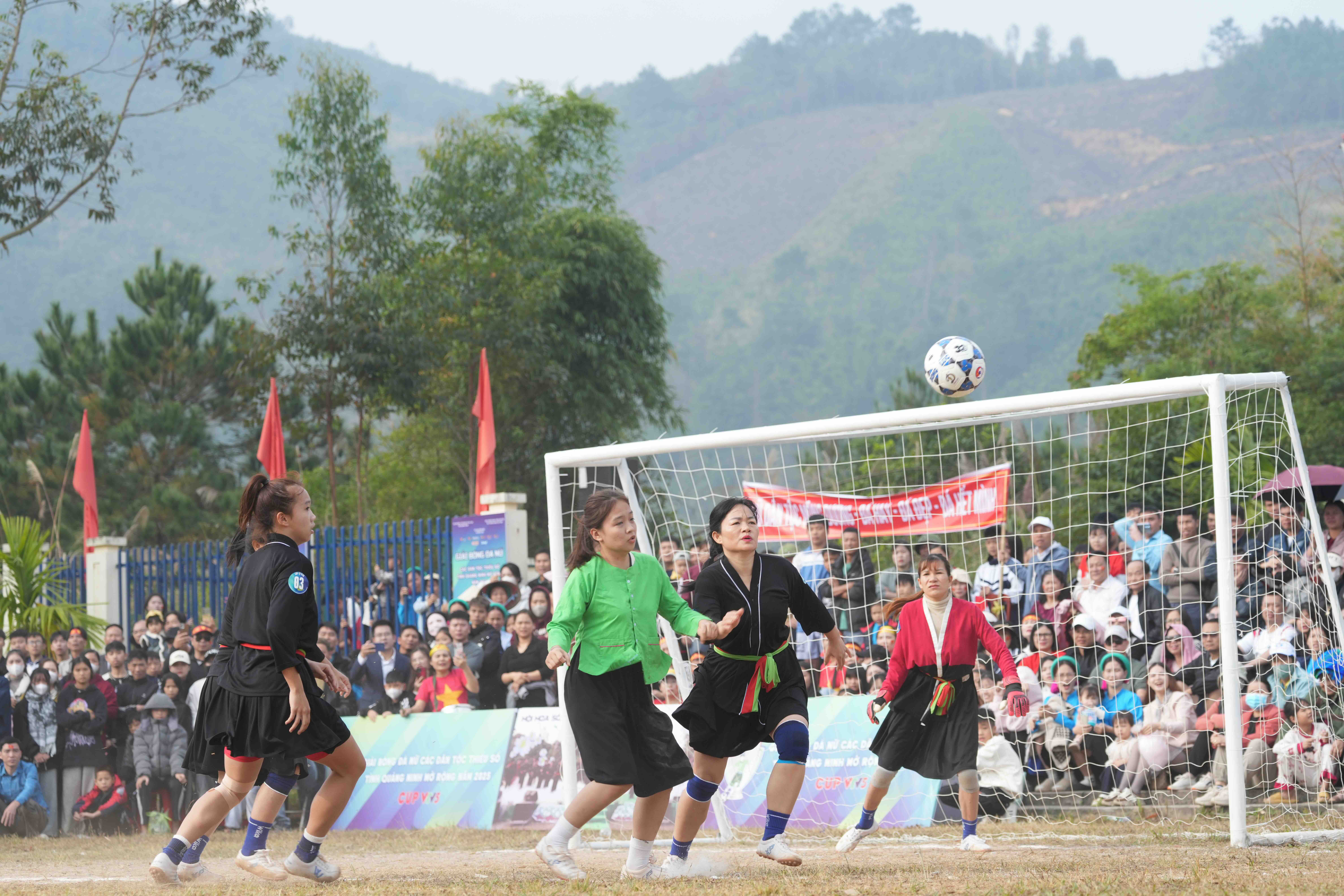 Chung kết bóng đá nữ dân tộc rực lửa ở Bình Liêu
- Ảnh 2.