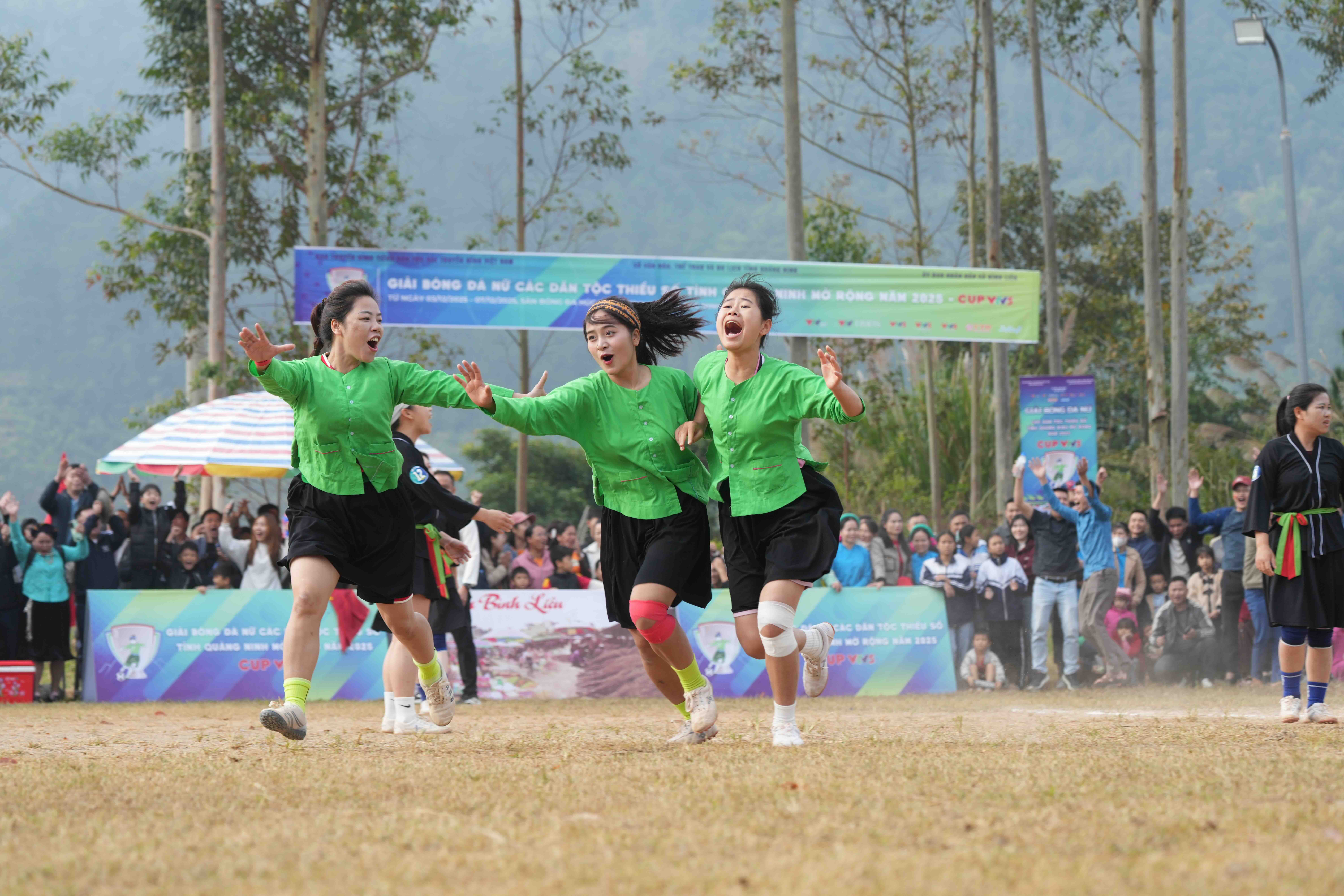 Chung kết bóng đá nữ dân tộc rực lửa ở Bình Liêu
- Ảnh 4.