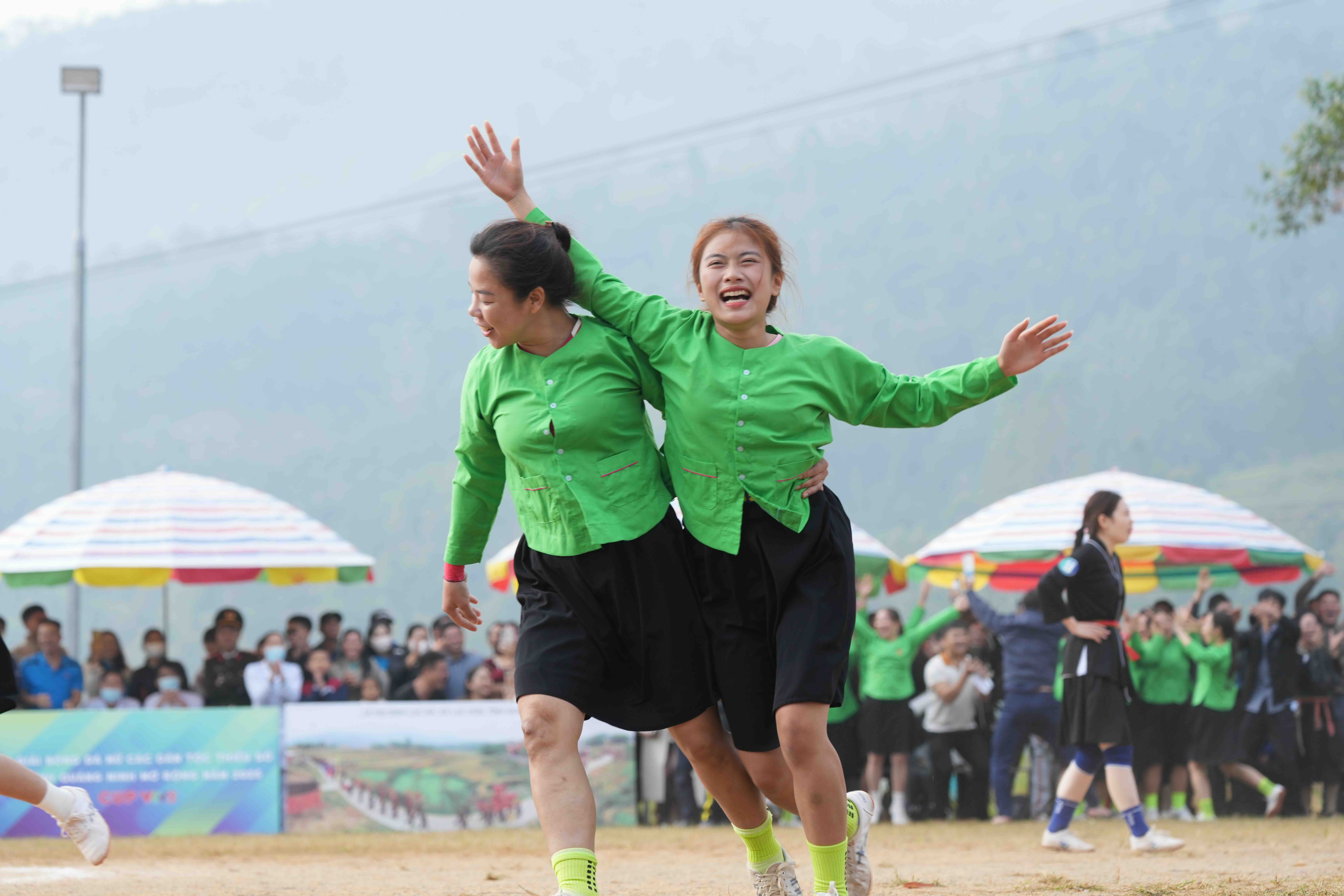 Chung kết bóng đá nữ dân tộc rực lửa ở Bình Liêu
- Ảnh 5.