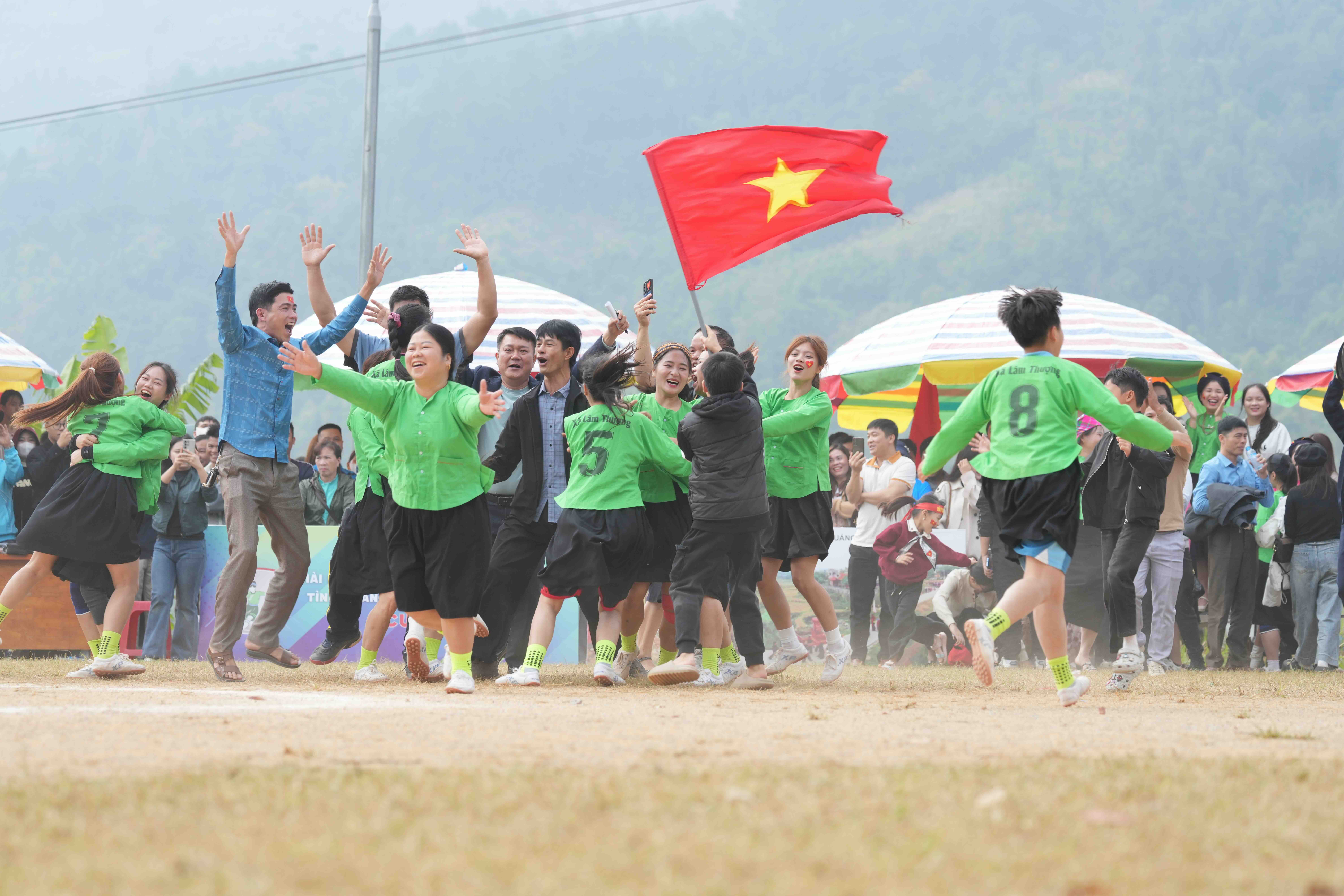 Chung kết bóng đá nữ dân tộc rực lửa ở Bình Liêu
- Ảnh 6.