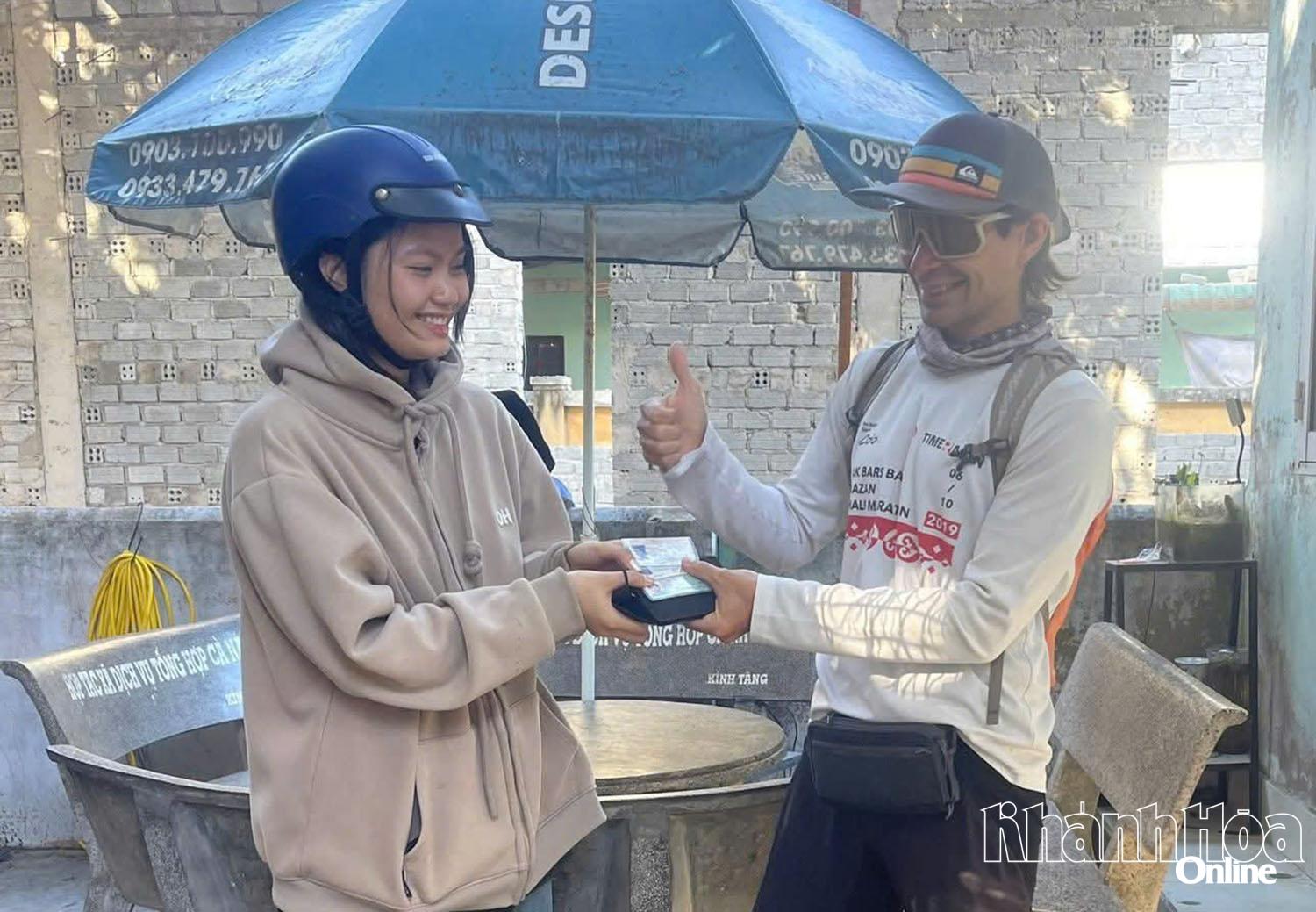 Met de actieve hulp van de politie van Ca Na Commune kon de heer Alexie de leren portemonnee met daarin veel persoonlijke documenten direct teruggeven aan de familieleden van de heer Sy.