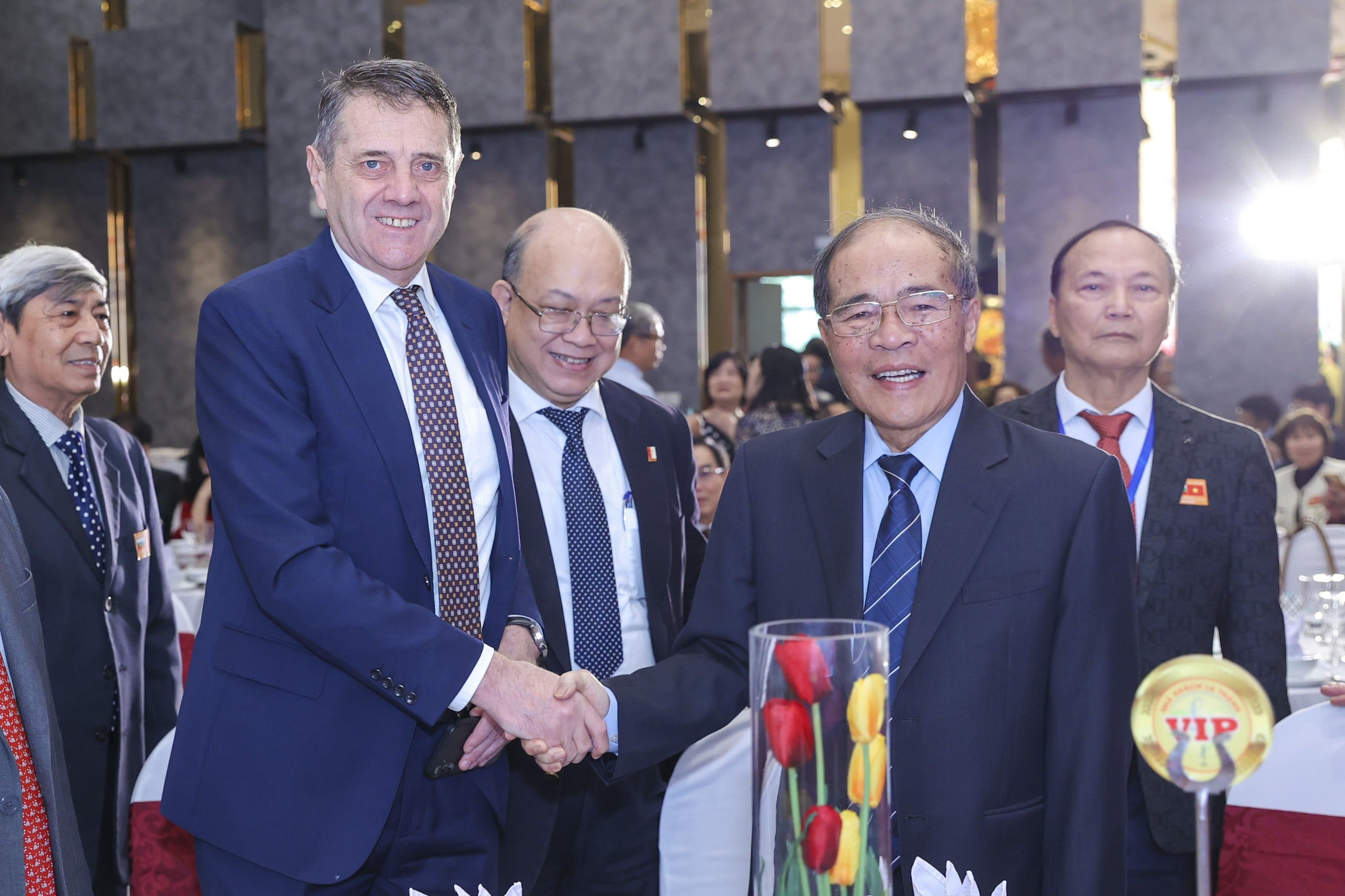 Дружба між В'єтнамом та Болгарією Thắm tình hữu nghị Việt Nam - Bulgaria