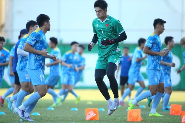 តារា U.23 វៀតណាម បង្ហាញការភ្ញាក់ផ្អើលចំពោះគ្រូបង្វឹក គីម និងម៉ាឡេស៊ី ខូចចិត្តព្រោះកីឡាករឡាវរបួសធ្ងន់ - រូបថត ៣. Sao U.23 Việt Nam tiết lộ bất ngờ về thầy Kim và Malaysia, đau lòng vì cầu thủ Lào chấn thương nặng- Ảnh 3.