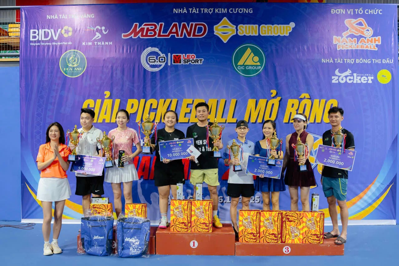 Organizatorii au acordat premii echipelor câștigătoare (Foto: Khanh Thuy).