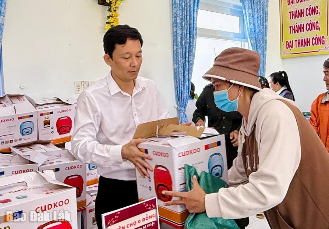 Herr Doan The Duong, formann for Røde Kors-foreningen i Hung Yen-provinsen, ga gaver til folket i O Loan kommune.