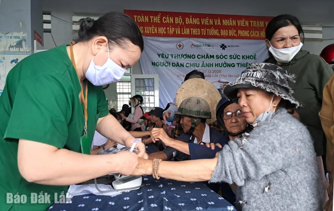 Charitativní lékaři a zdravotní sestry poskytují lidem v obci Dong Xuan bezplatné lékařské prohlídky.