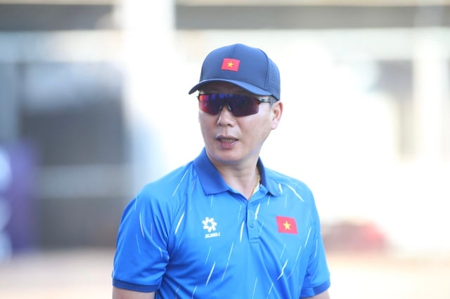 Ly Duc សន្ទនាជាលក្ខណៈឯកជនជាមួយជំនួយការគ្រូបង្វឹក Kim Sang-sik U.23 វៀតណាម តាំងចិត្តយកឈ្នះម៉ាឡេស៊ី - រូបថត ១. Lý Đức trao đổi riêng với trợ lý HLV Kim Sang-sik, U.23 Việt Nam quyết đánh bại Malaysia- Ảnh 1.