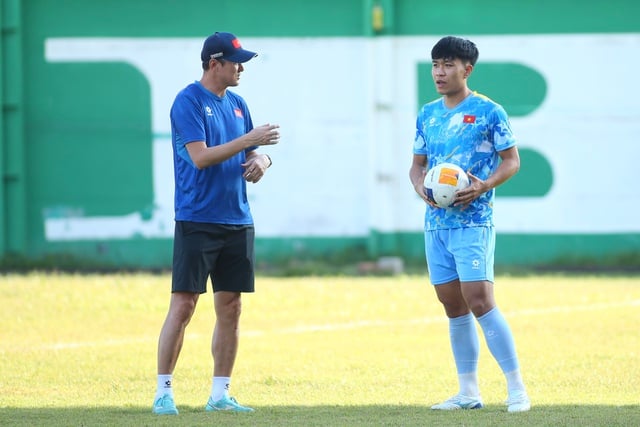 Ly Duc សន្ទនាជាលក្ខណៈឯកជនជាមួយជំនួយការគ្រូបង្វឹក Kim Sang-sik U.23 វៀតណាមតាំងចិត្តយកឈ្នះម៉ាឡេស៊ី - រូបថត ២. Lý Đức trao đổi riêng với trợ lý HLV Kim Sang-sik, U.23 Việt Nam quyết đánh bại Malaysia- Ảnh 2.