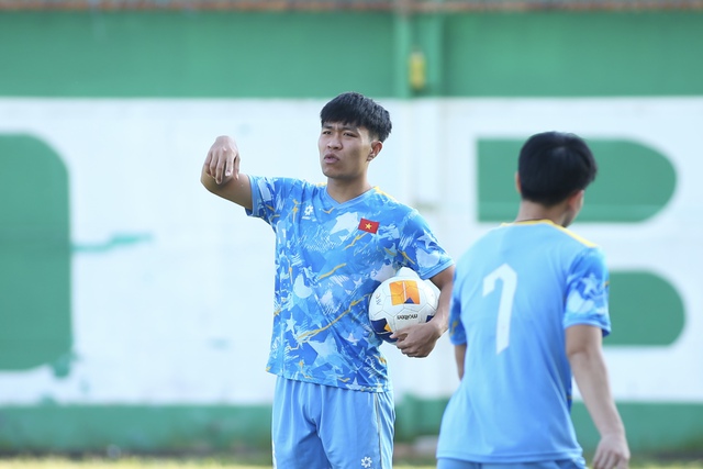 Ly Duc សន្ទនាជាលក្ខណៈឯកជនជាមួយជំនួយការគ្រូបង្វឹក Kim Sang-sik U.23 វៀតណាមសម្រេចយកឈ្នះម៉ាឡេស៊ី - រូបថត ៣. Lý Đức trao đổi riêng với trợ lý HLV Kim Sang-sik, U.23 Việt Nam quyết đánh bại Malaysia- Ảnh 3.