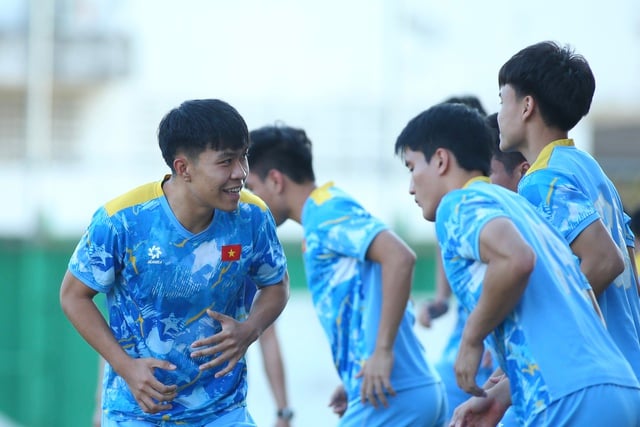 Ly Duc បានសន្ទនាជាលក្ខណៈឯកជនជាមួយជំនួយការគ្រូបង្វឹក Kim Sang-sik U.23 វៀតណាម ប្តេជ្ញាយកឈ្នះម៉ាឡេស៊ី - រូបថត ៤. Lý Đức trao đổi riêng với trợ lý HLV Kim Sang-sik, U.23 Việt Nam quyết đánh bại Malaysia- Ảnh 4.