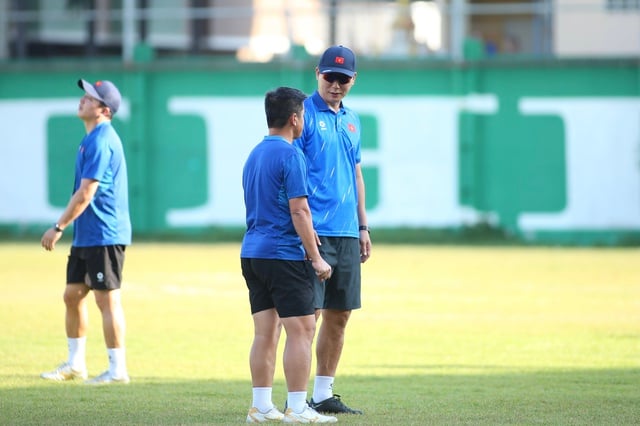 Ly Duc សន្ទនាជាលក្ខណៈឯកជនជាមួយជំនួយការគ្រូបង្វឹក Kim Sang-sik ក្រុម U.23 វៀតណាម ប្តេជ្ញាយកឈ្នះម៉ាឡេស៊ី - រូបថត ៥. Lý Đức trao đổi riêng với trợ lý HLV Kim Sang-sik, U.23 Việt Nam quyết đánh bại Malaysia- Ảnh 5.