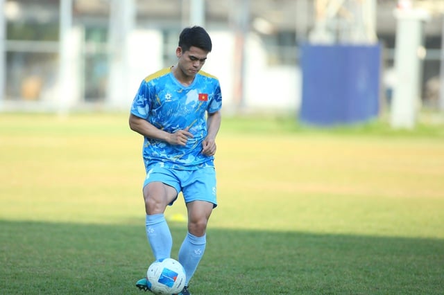 Ly Duc បានសន្ទនាជាលក្ខណៈឯកជនជាមួយជំនួយការគ្រូបង្វឹក Kim Sang-sik U.23 វៀតណាម ប្តេជ្ញាយកឈ្នះម៉ាឡេស៊ី - រូបថត ៧. Lý Đức trao đổi riêng với trợ lý HLV Kim Sang-sik, U.23 Việt Nam quyết đánh bại Malaysia- Ảnh 7.