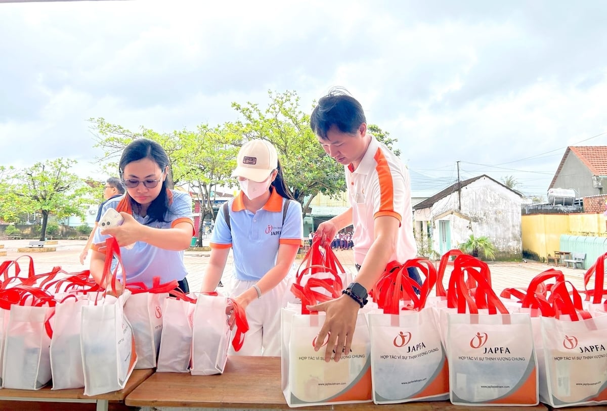 4 दिसंबर, 2025 को 'आपके साथ स्कूल जाना' कार्यक्रम में 200 से अधिक उपहार नहोन थो प्राथमिक विद्यालय के छात्रों को दिए गए। Hơn 200 phần quà trong chương trình 'Cùng em đến trường' được trao cho học sinh Trường Tiểu học Nhơn Thọ vào ngày 4/12/2025.