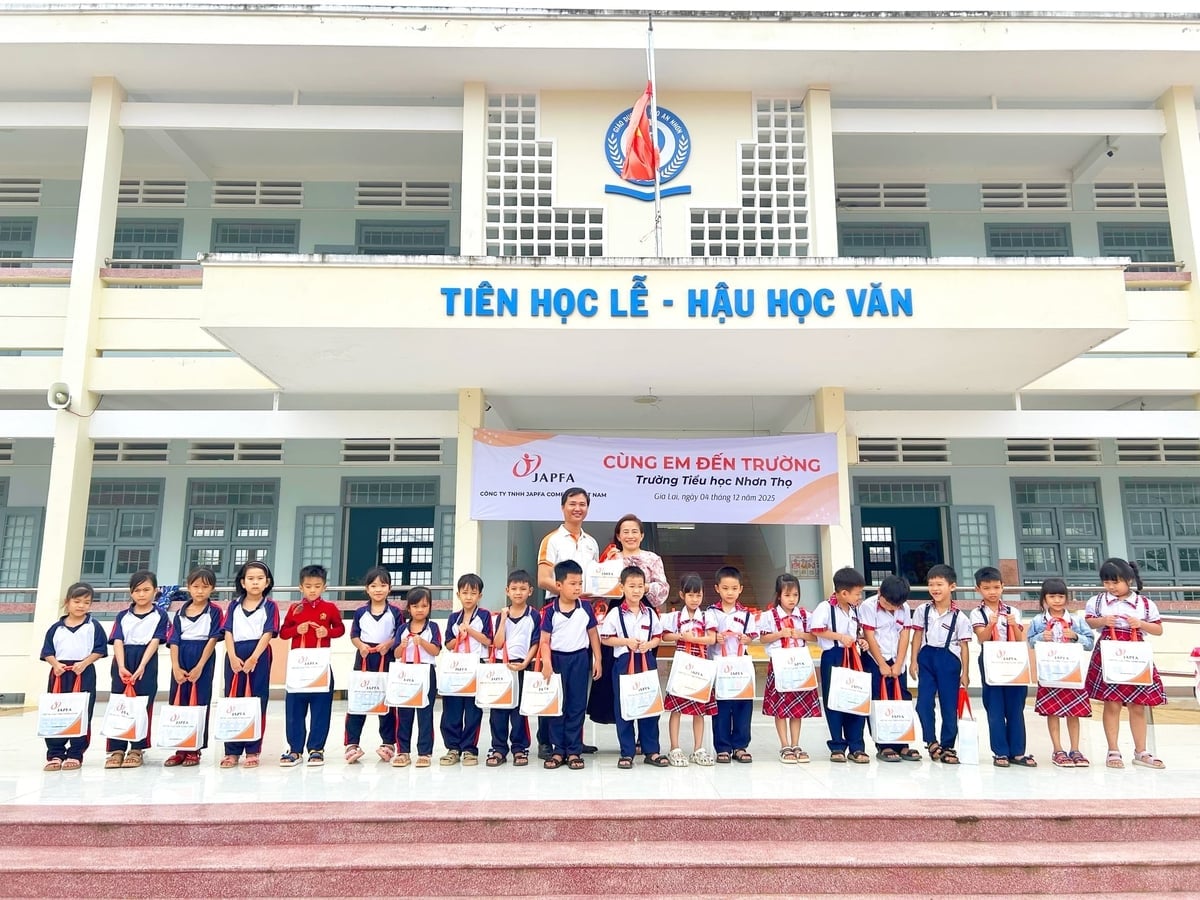 जाप्फा बिन्ह दीन्ह फैक्ट्री स्कूल जाने वाले बच्चों की सहायता के लिए उपहार तैयार करती है। Nhà máy Japfa Bình Định chuẩn bị các suất quà hỗ trợ trẻ em đến trường.
