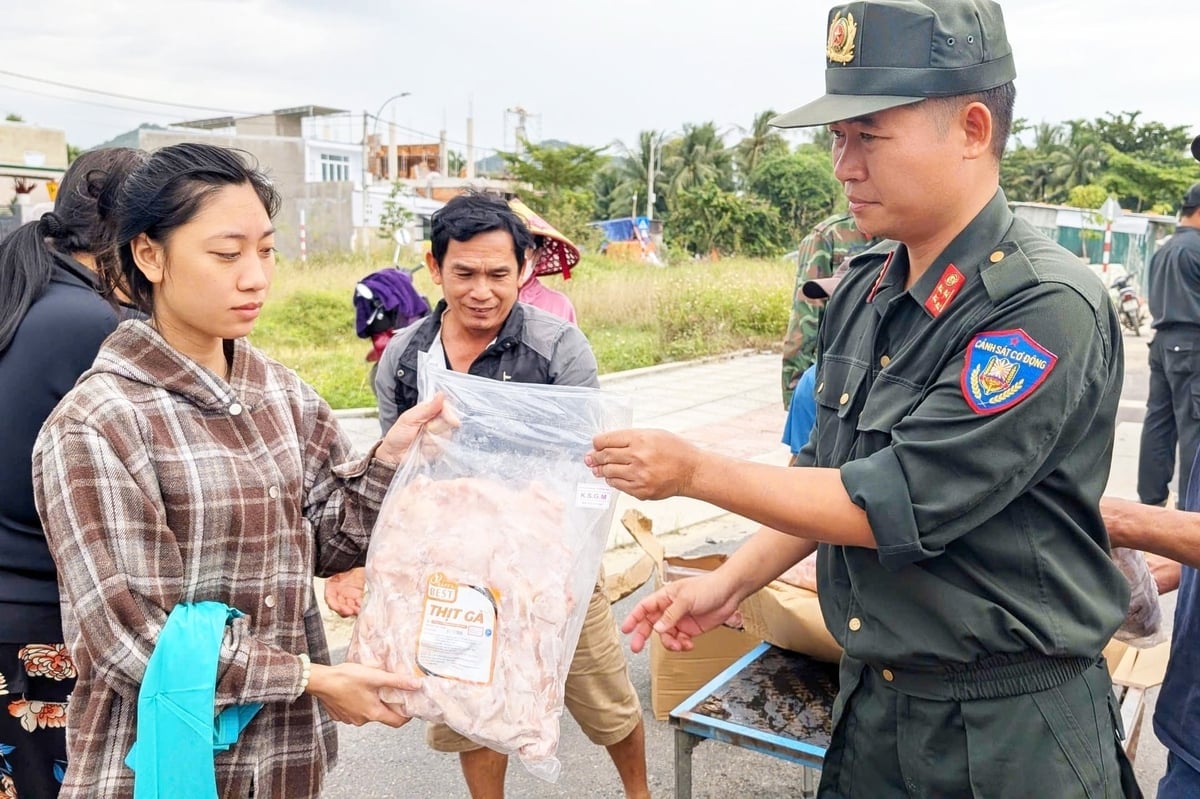 कंपनी ने ताई न्हा ट्रांग वार्ड (खान्ह होआ प्रांत) में लोगों को 4.5 टन जाप्फा बेस्ट भोजन दान किया। Công ty trao tặng 4,5 tấn thực phẩm Japfa Best cho người dân phường Tây Nha Trang (tỉnh Khánh Hoà).