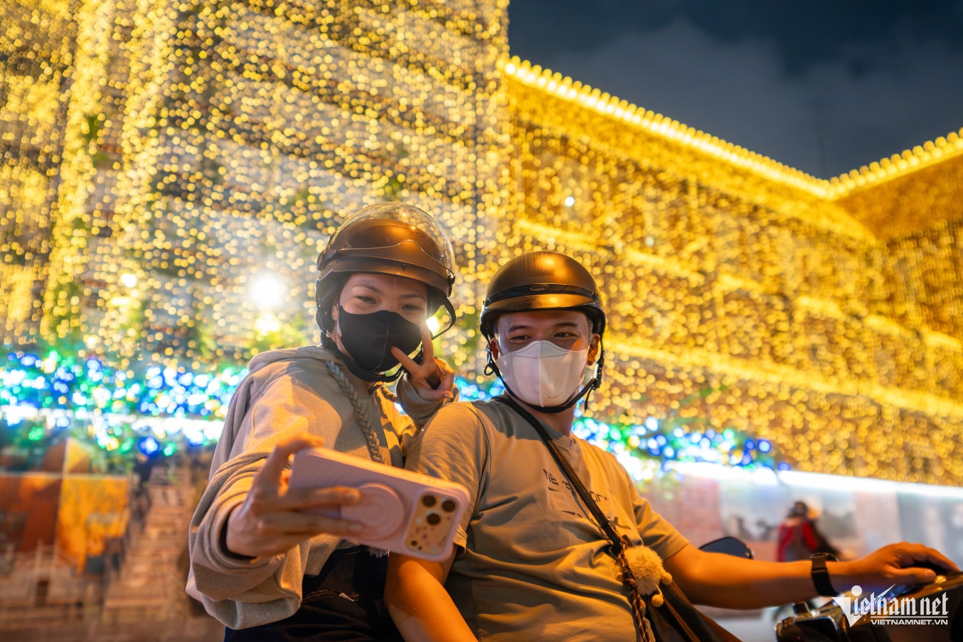 ວິຫານ Notre Dame ສ່ອງແສງສະຫວ່າງເພື່ອຕ້ອນຮັບວັນຄຣິສມາສ, ດຶງດູດນັກທ່ອງທ່ຽວເຂົ້າມາເຊັກອິນ W-nhà thờ lớn 9.jpg