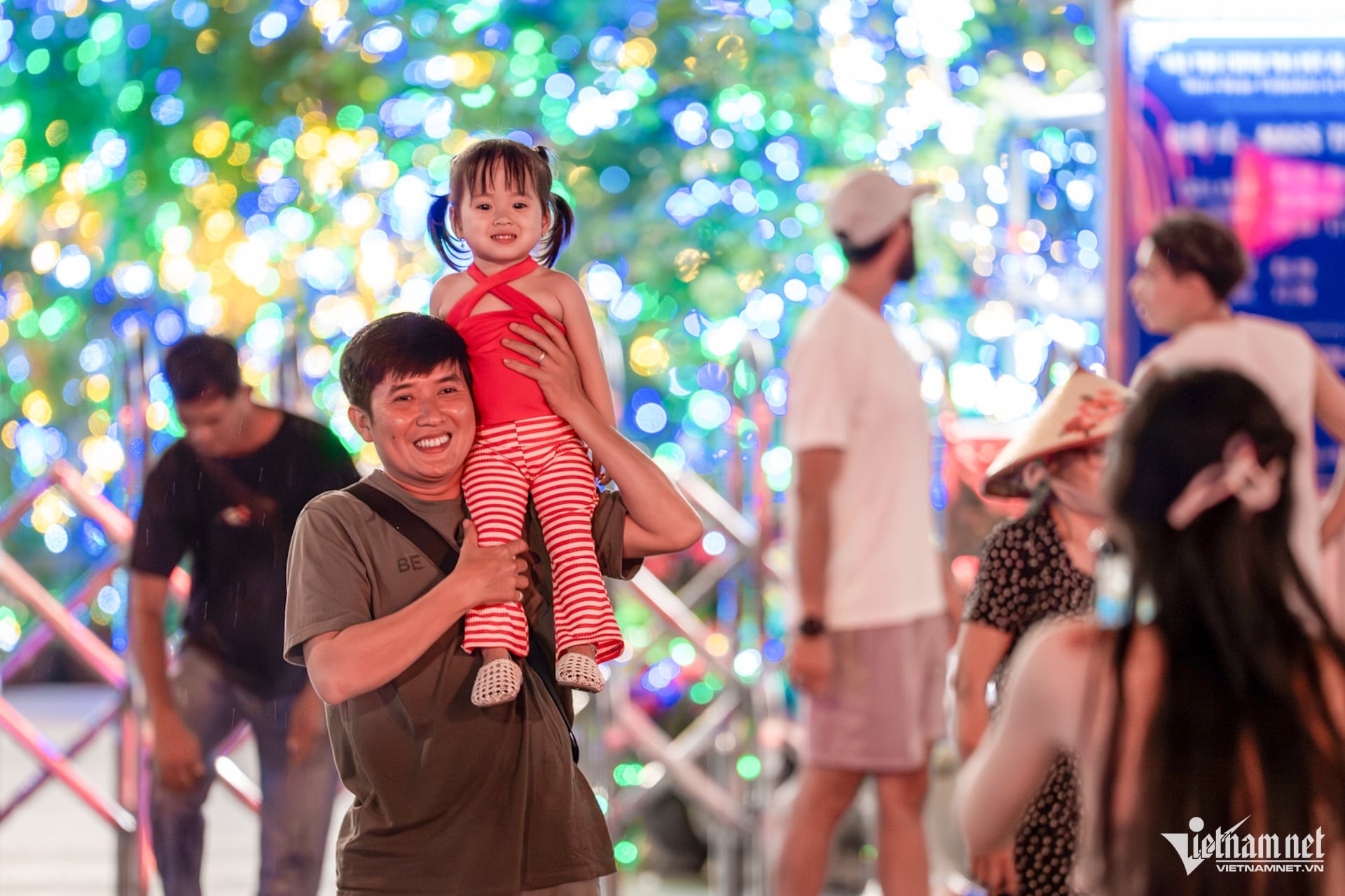 ວິຫານ Notre Dame ສ່ອງແສງສະຫວ່າງເພື່ອຕ້ອນຮັບວັນຄຣິສມາສ, ດຶງດູດນັກທ່ອງທ່ຽວເຂົ້າມາເຊັກອິນ W-nhà thờ lớn 6.jpg