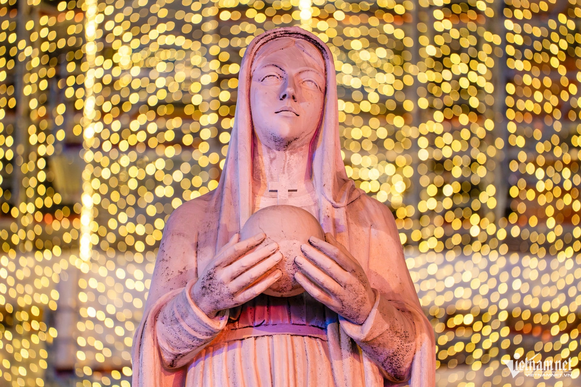 ວິຫານ Notre Dame ສ່ອງແສງສະຫວ່າງເພື່ອຕ້ອນຮັບວັນຄຣິສມາສ, ດຶງດູດນັກທ່ອງທ່ຽວເຂົ້າມາເຊັກອິນ W-nhà thờ lớn 7.jpg