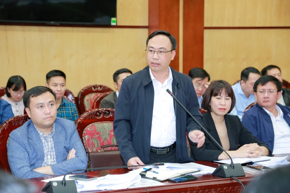 ທ່ານຮອງປະທານຄະນະກຳມະການປະຊາຊົນແຂວງ ກາວວັນເກື່ອງ ໄດ້ຮັບຟັງການລາຍງານກ່ຽວກັບຫຼາຍໂຄງການ.