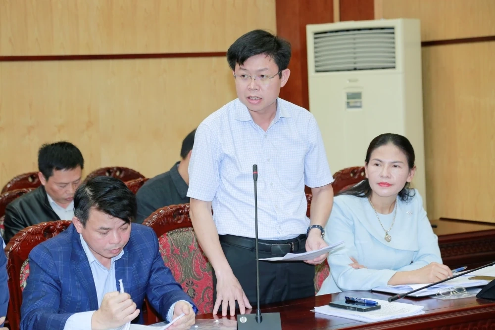 ທ່ານຮອງປະທານຄະນະກຳມະການປະຊາຊົນແຂວງ ກາວວັນເກື່ອງ ໄດ້ຮັບຟັງການລາຍງານກ່ຽວກັບຫຼາຍໂຄງການ.