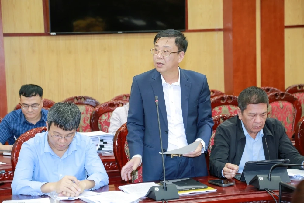 ທ່ານຮອງປະທານຄະນະກຳມະການປະຊາຊົນແຂວງ ກາວວັນເກື່ອງ ໄດ້ຮັບຟັງການລາຍງານກ່ຽວກັບຫຼາຍໂຄງການ.