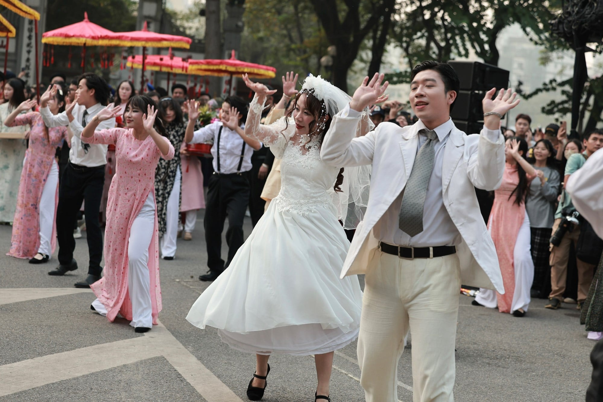 أنفاس الزي الفيتنامي في مراسم الزفاف الفيتنامية - الصورة 1