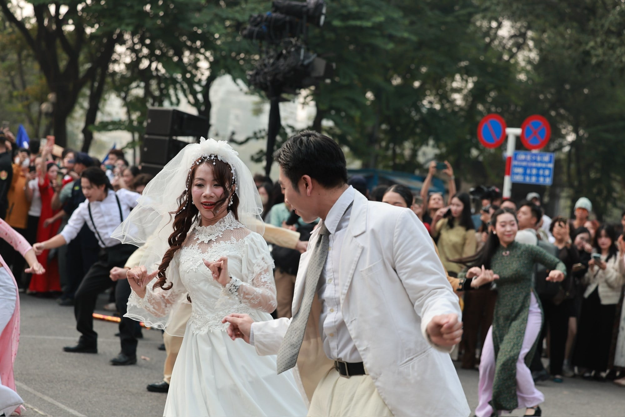 أنفاس الزي الفيتنامي في مراسم الزفاف الفيتنامية - الصورة 2