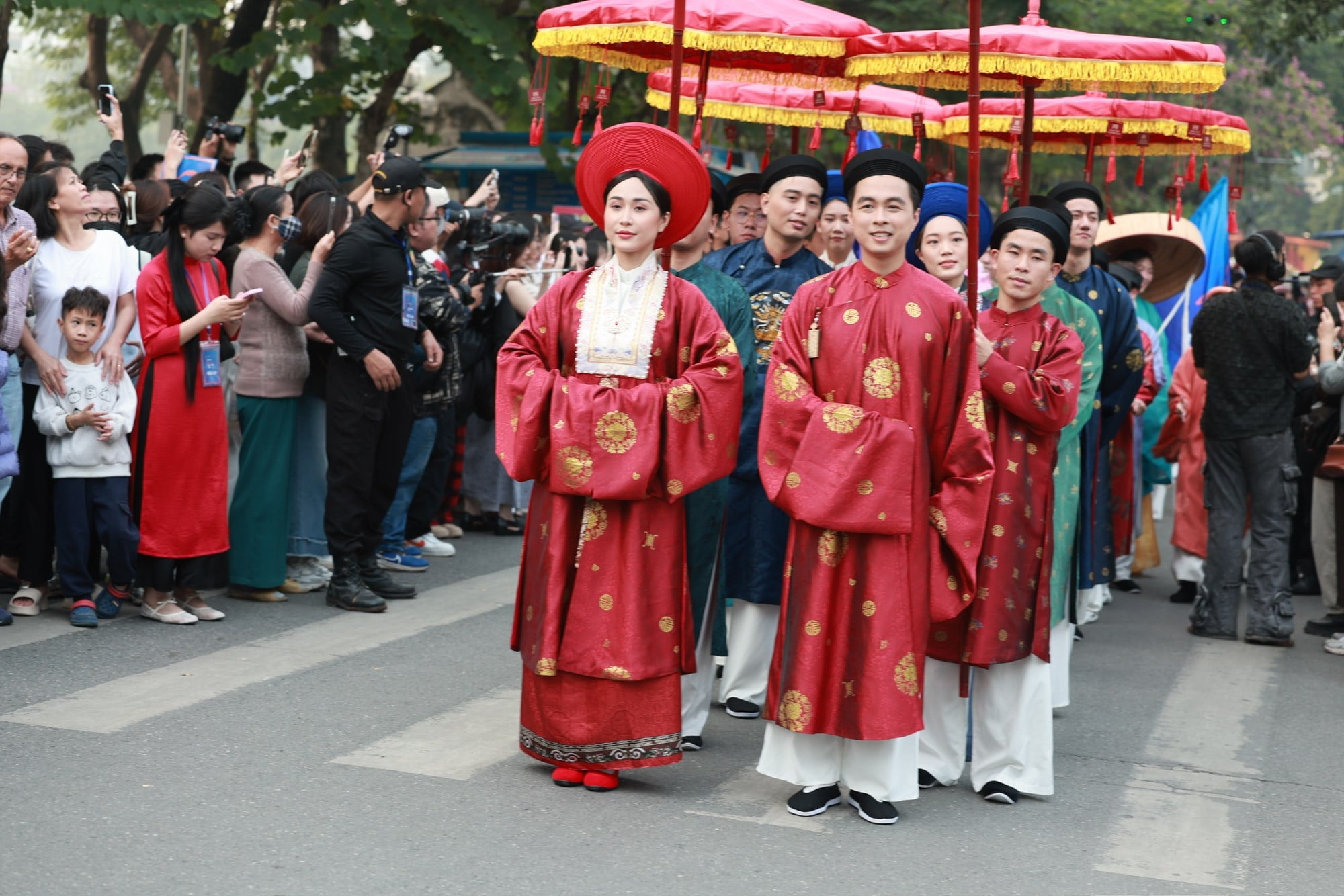 أنفاس الزي الفيتنامي في مراسم الزفاف الفيتنامية - الصورة 3