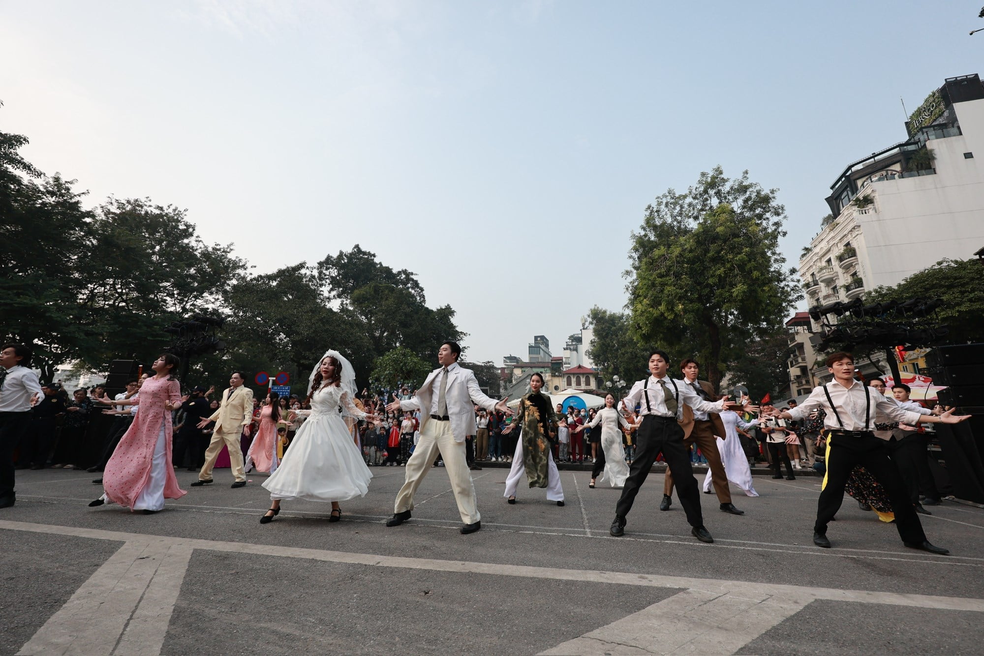 أنفاس الزي الفيتنامي في مراسم الزفاف الفيتنامية - الصورة 4