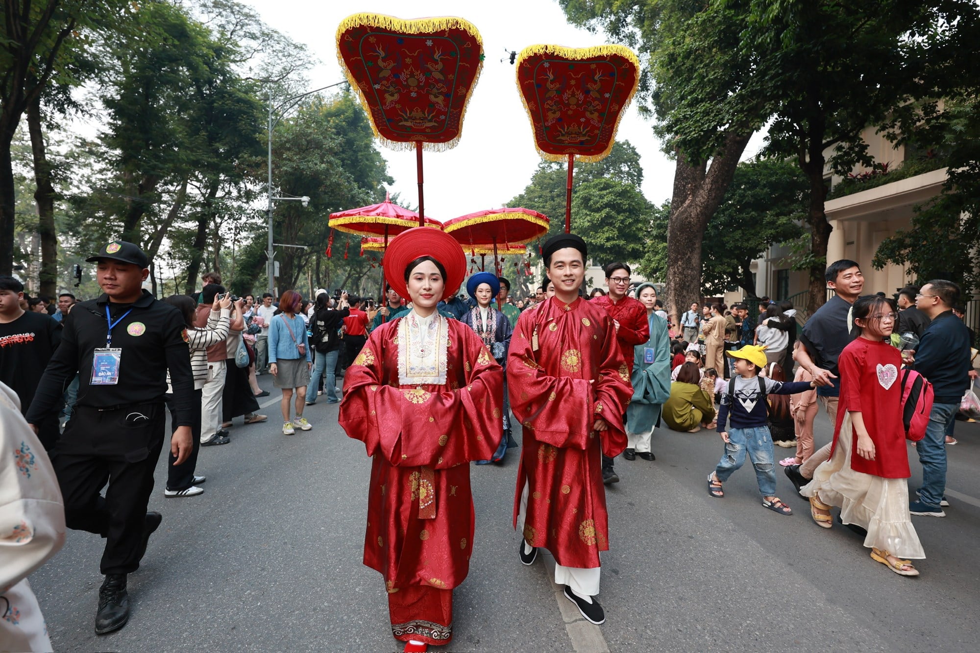 أنفاس الزي الفيتنامي في مراسم الزفاف الفيتنامية - الصورة 5