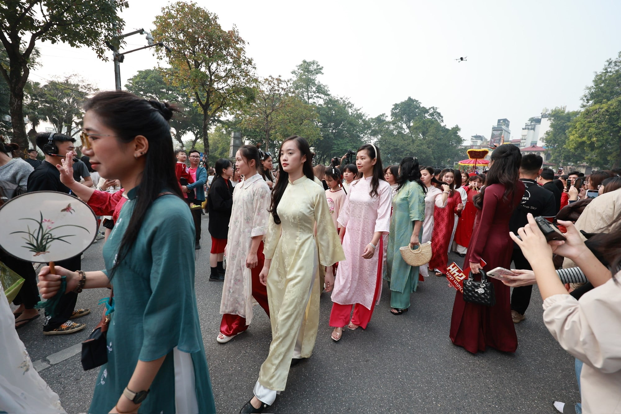 أنفاس الزي الفيتنامي في مراسم الزفاف الفيتنامية - الصورة 6