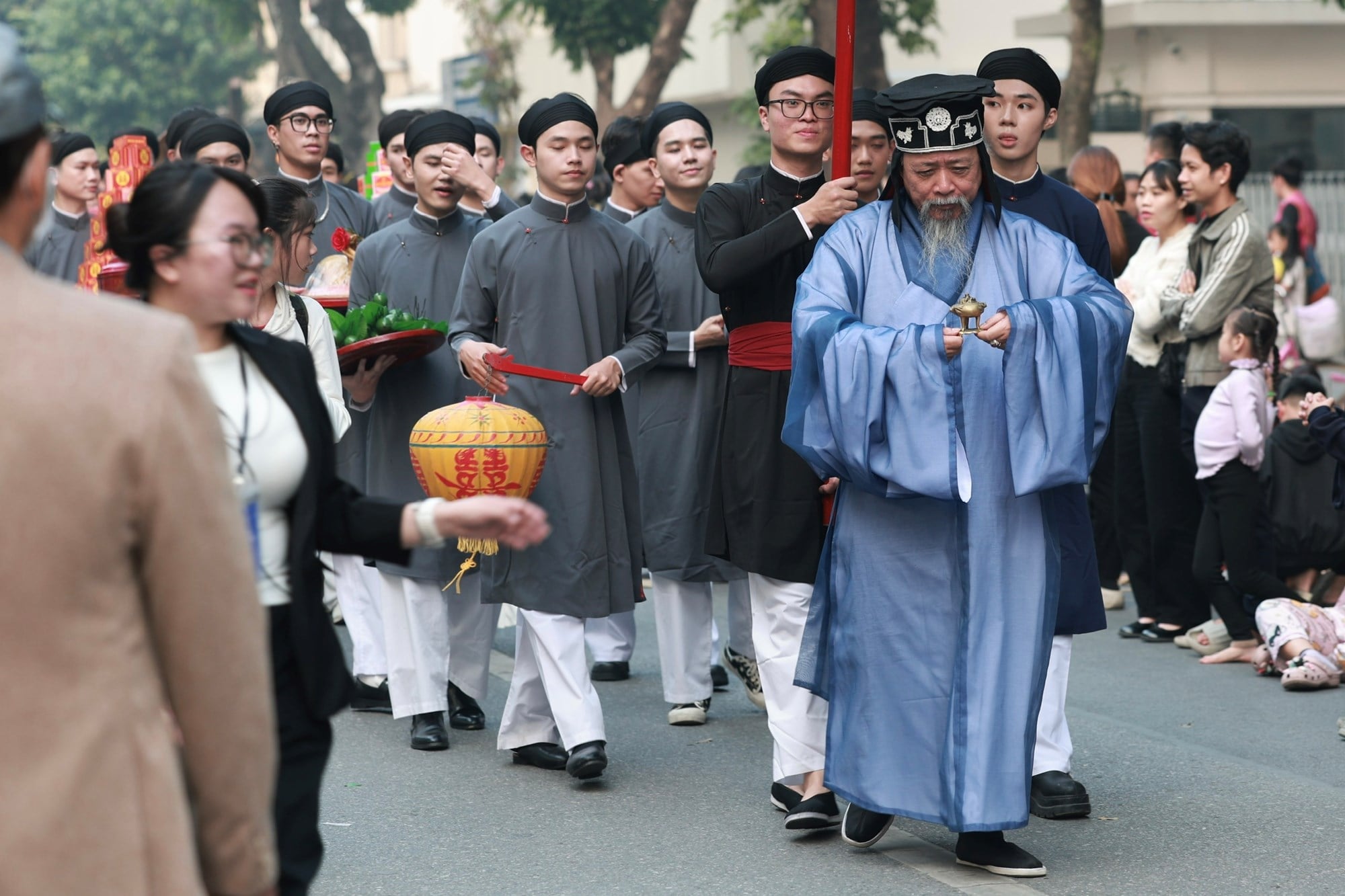 أنفاس الزي الفيتنامي في مراسم الزفاف الفيتنامية - الصورة 7