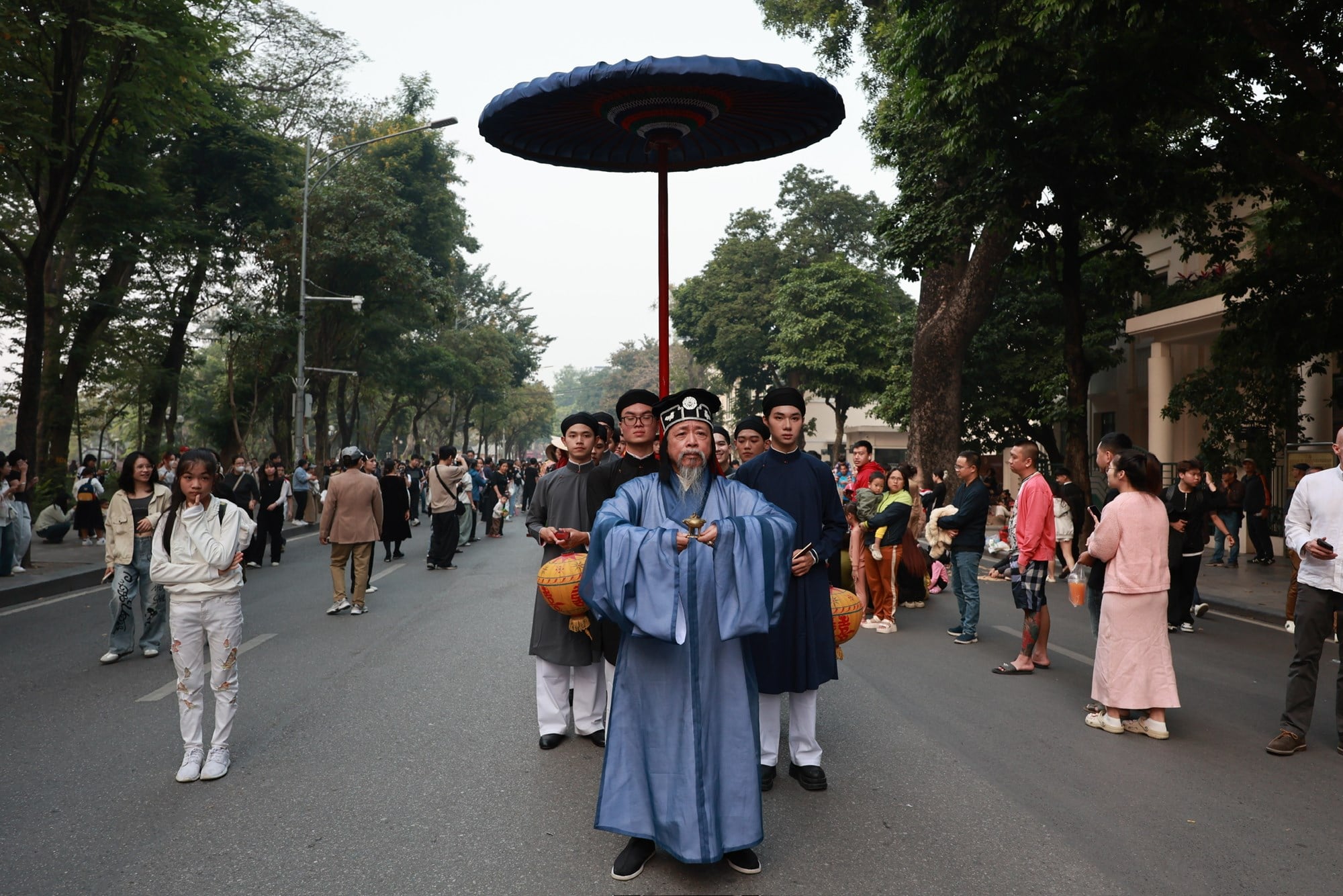 أنفاس الزي الفيتنامي في مراسم الزفاف الفيتنامية - الصورة 8