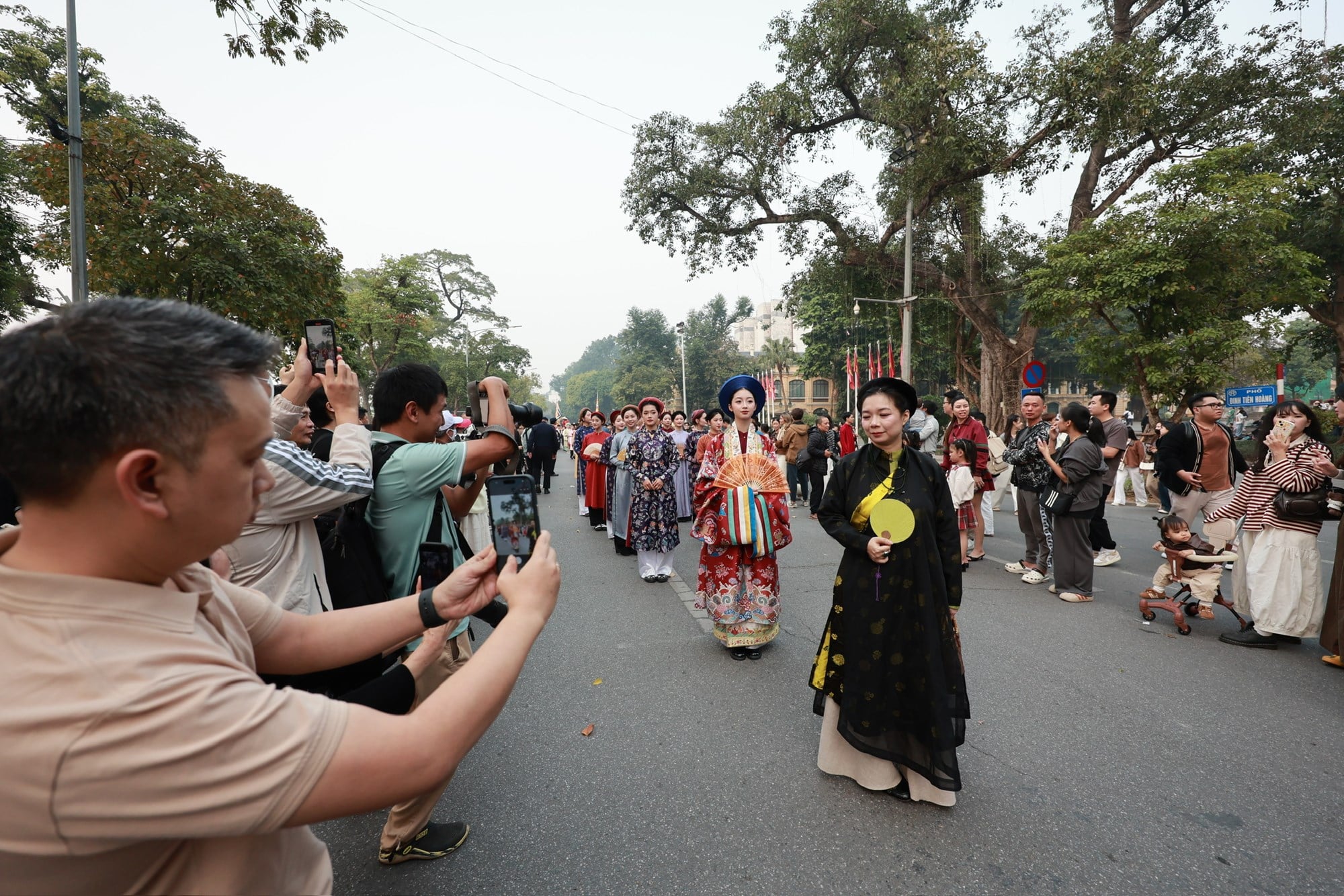 أنفاس الزي الفيتنامي في مراسم الزفاف الفيتنامية - الصورة 9