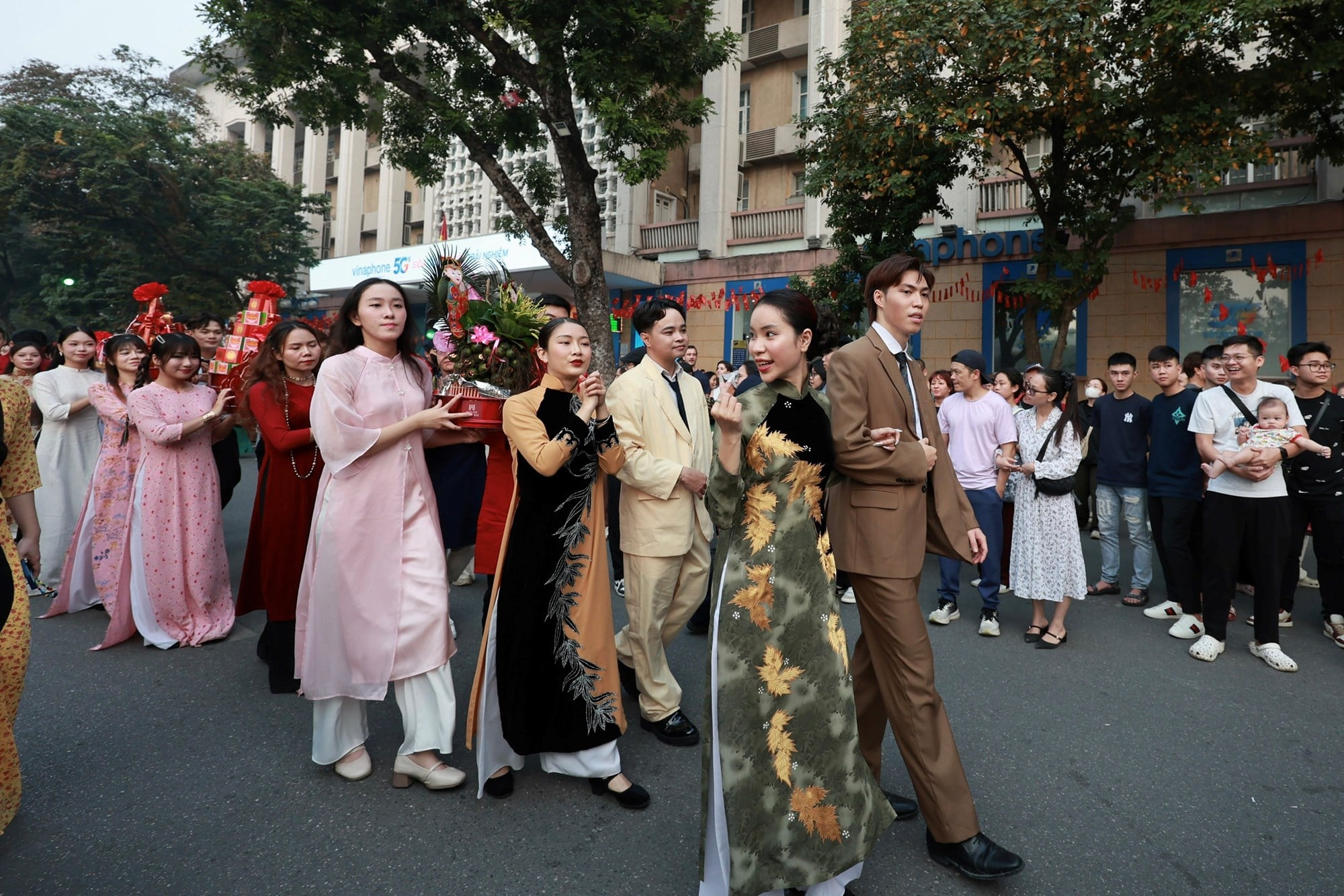 أنفاس الزي الفيتنامي في مراسم الزفاف الفيتنامية - الصورة 10