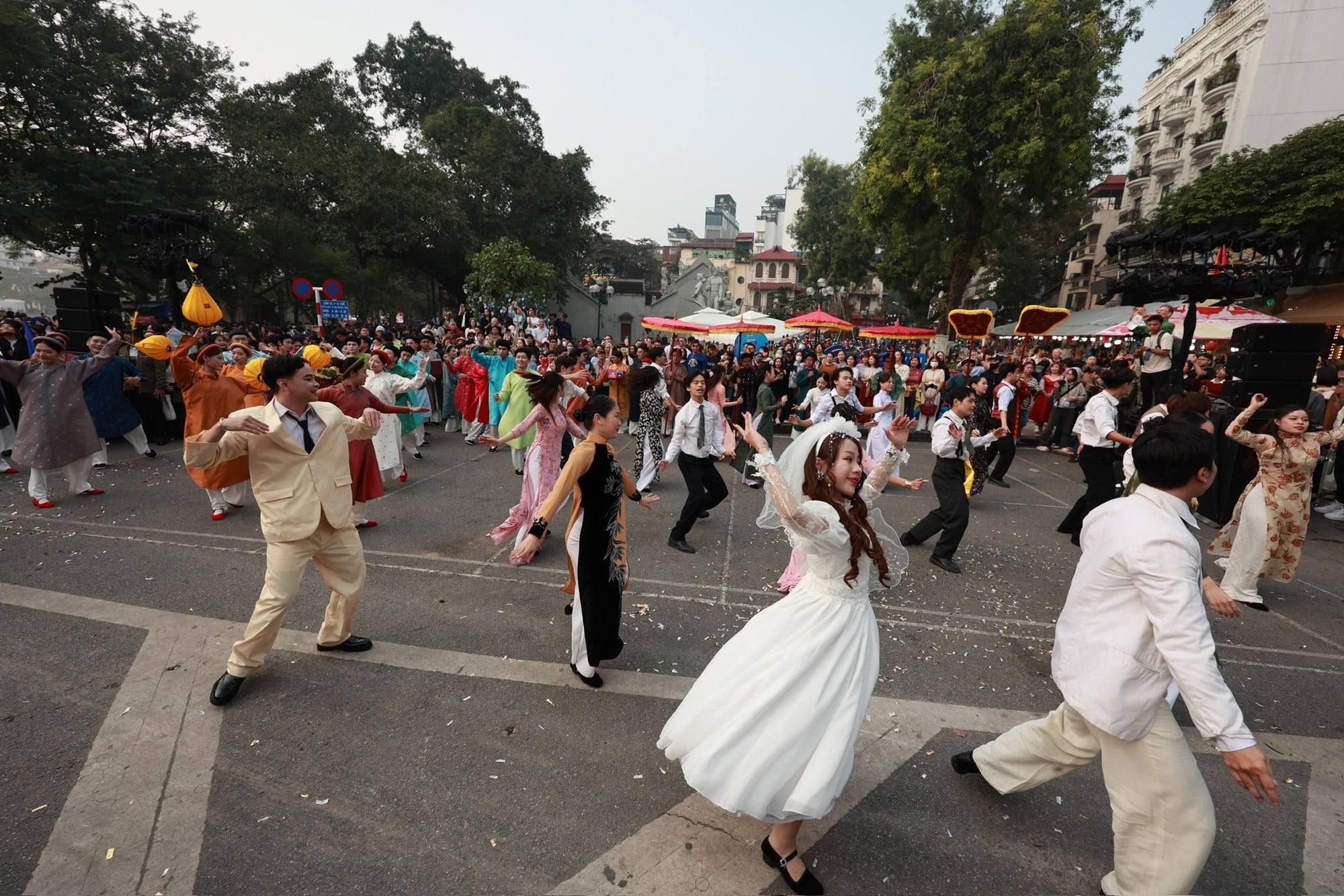 أنفاس الزي الفيتنامي في مراسم الزفاف الفيتنامية - الصورة 11